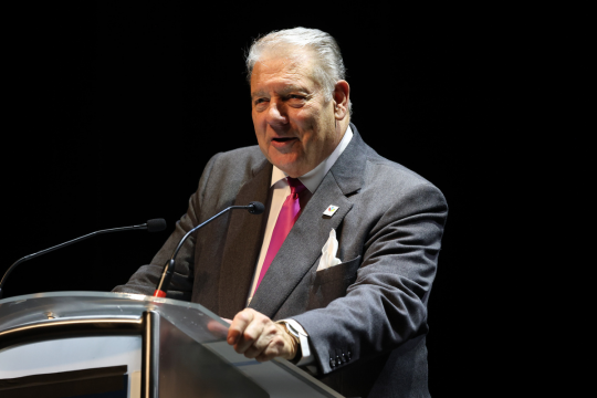 Au podium, l’administrateur du district de l’Ontario Ted Young.