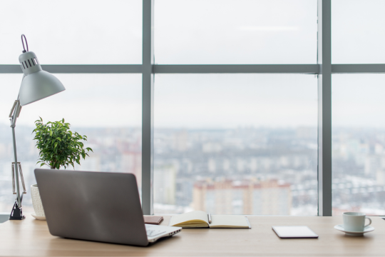 Bureau avec fenêtres et vue sur la ville.
