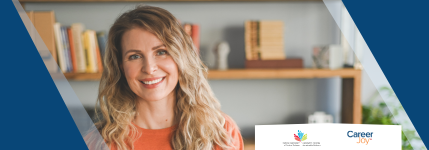 Femme adulte souriante.