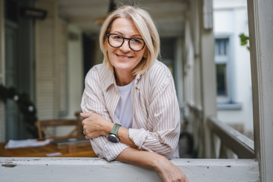 Femme adulte souriante.