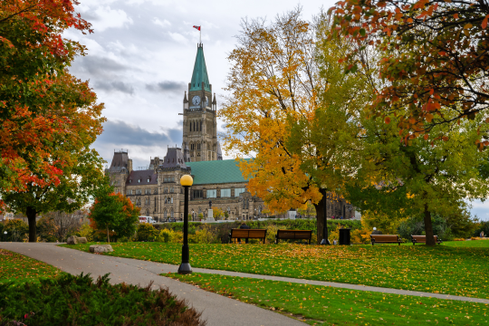 Édifices du Parlement à l’automne, vus depuis le parc Major’s Hill à Ottawa, au Canada.
