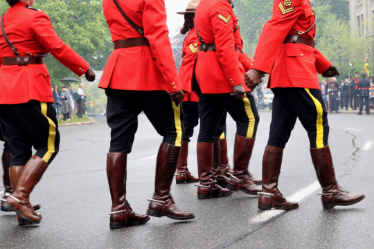 Membres de la GRC en uniforme, en train de défiler à Toronto (Ontario).
