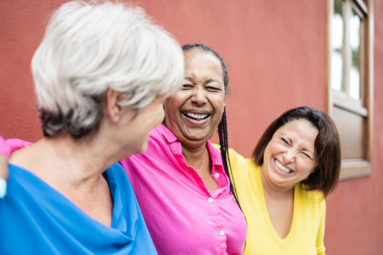Trois femmes adultes amies debout ensemble.