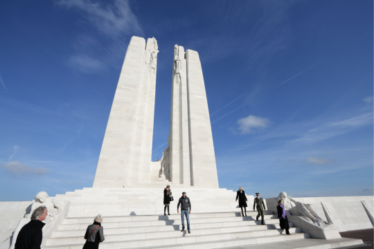 Mémorial national du Canada à Vimy, en France, avec ses imposantes figures de pierre blanche dominant l’ancien champ de bataille.