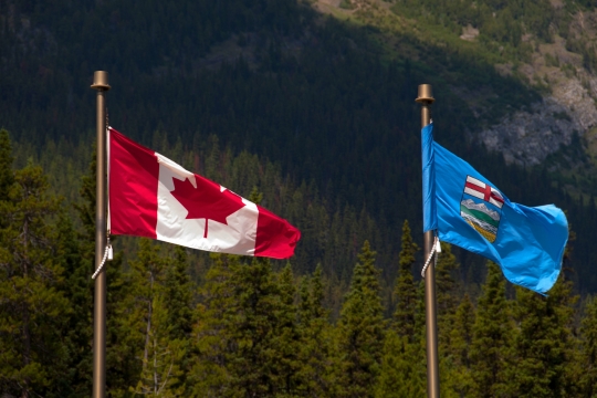Drapeaux de l’Alberta et du Canada côte à côte.
