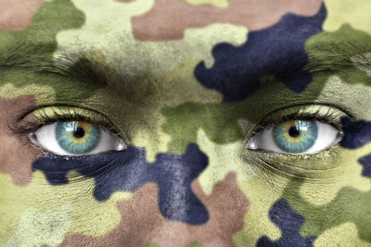Femme portant un maquillage de camouflage.