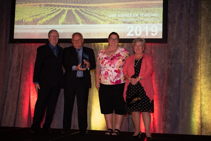 De g. à d., le président de l’Association Jean-Guy Soulière, Mike Walters, Catherine Tarves et Brenda Walters.