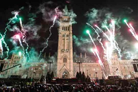 Feux d'artifice explosant devant l’édifice du Centre sur la colline du Parlement lors du lancement de Lumières de Noël au Canada, le mercredi 7 décembre 2016 à Ottawa. Feux d'artifice explosant devant l’édifice du Centre sur la colline du Parlement lors du lancement de Lumières de Noël au Canada, le mercredi 7 décembre 2016 à Ottawa.