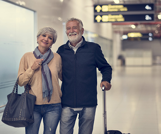 Un couple marchant dans un aéroport.