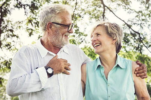 Un couple de personnes âgées ayant une conversation.