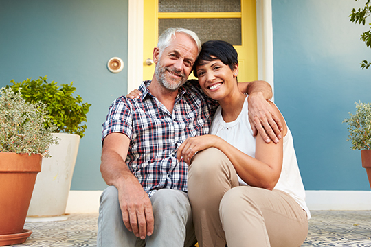 Un couple devant leur maison Un couple devant leur maison