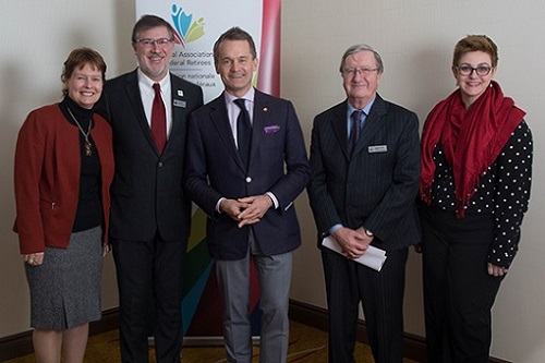 De gauche à droite : Deborah Krause, gestionnaire de la gouvernance; Simon Coakeley, directeur général; l’honorable Seamus O’Regan, ministre des Anciens Combattants; Jean-Guy Soulière, président; Sayward Montague, directrice de la défense des intérêts.