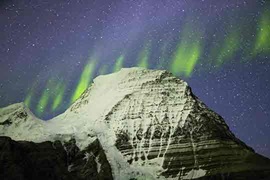 Aurores boréales au-dessus du mont Robson, près du parc national Jasper.