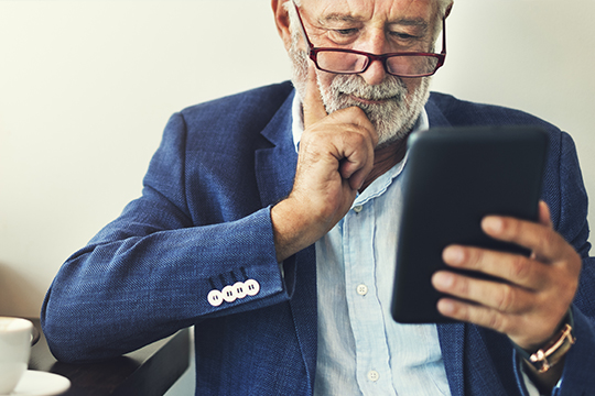 Un homme utilisant sa tablette Un homme utilisant sa tablette