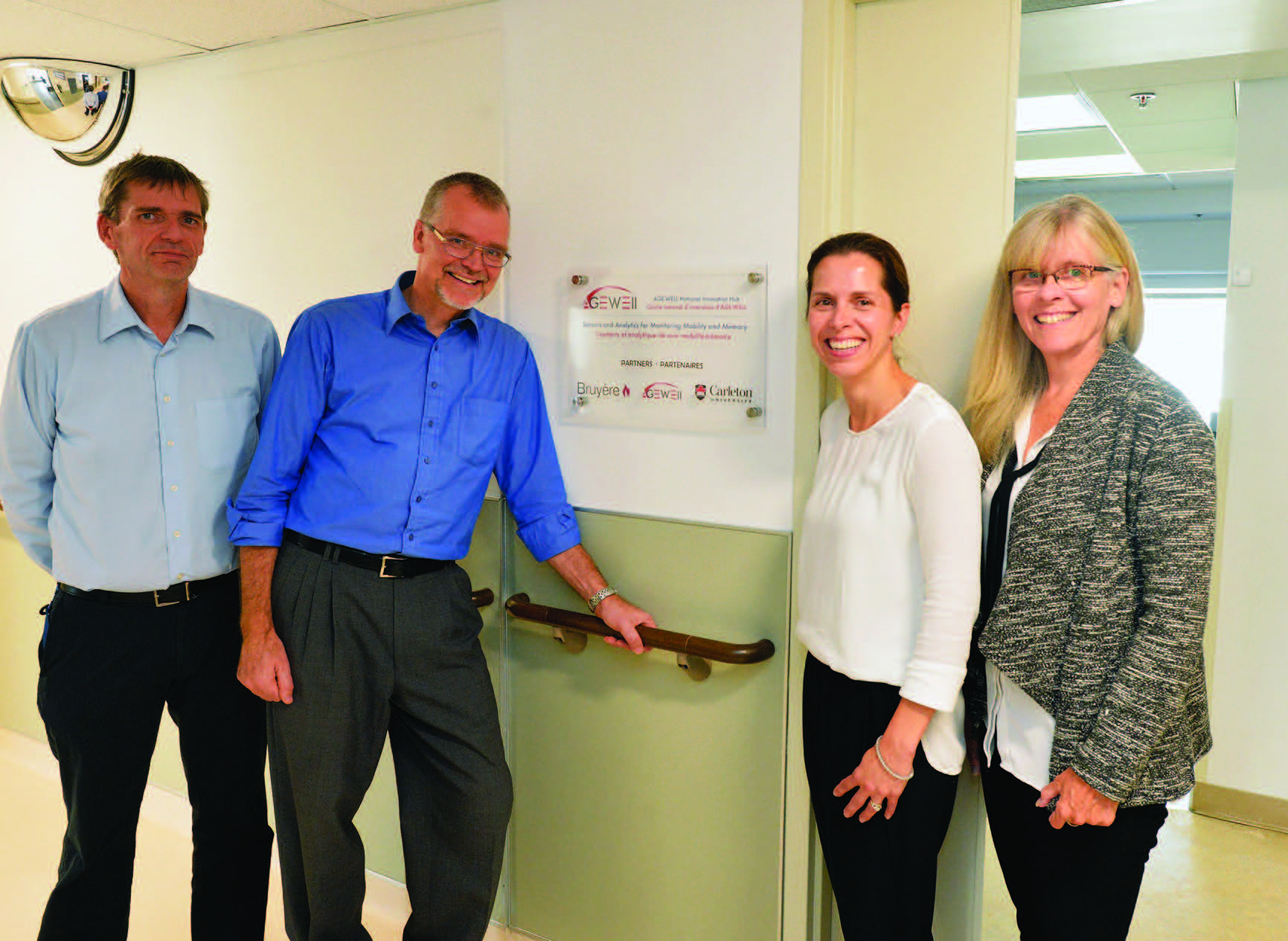 Les Drs Bruce Wallace, Frank Knoefel, Véronique French Merkley et Heidi Sveistrup, posant pour une photo à l'Hôpital Élisabeth-Bruyère à Ottawa.