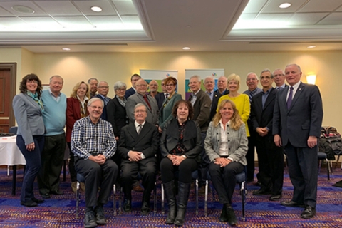 Des délégués de neuf organismes représentant plus de deux millions d’aînés et leurs familles rencontrent des députés à Ottawa aujourd’hui pour présenter les enjeux clés de leurs membres, soit la nécessité de mettre en œuvre une stratégie nationale pour les aînés, de rendre le revenu de retraite plus sûr et de donner priorité à l’assurance-médicaments. Des délégués de neuf organismes représentant plus de deux millions d’aînés et leurs familles rencontrent des députés à Ottawa aujourd’hui pour présenter les enjeux clés de leurs membres, soit la nécessité de mettre en œuvre une stratégie nationale pour les aînés, de rendre le revenu de retraite plus sûr et de donner priorité à l’assurance-médicaments.