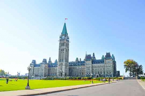 Vue de la Colline du Parlement à Ottawa sur une journée ensoleillée. Vue de la Colline du Parlement à Ottawa sur une journée ensoleillée.
