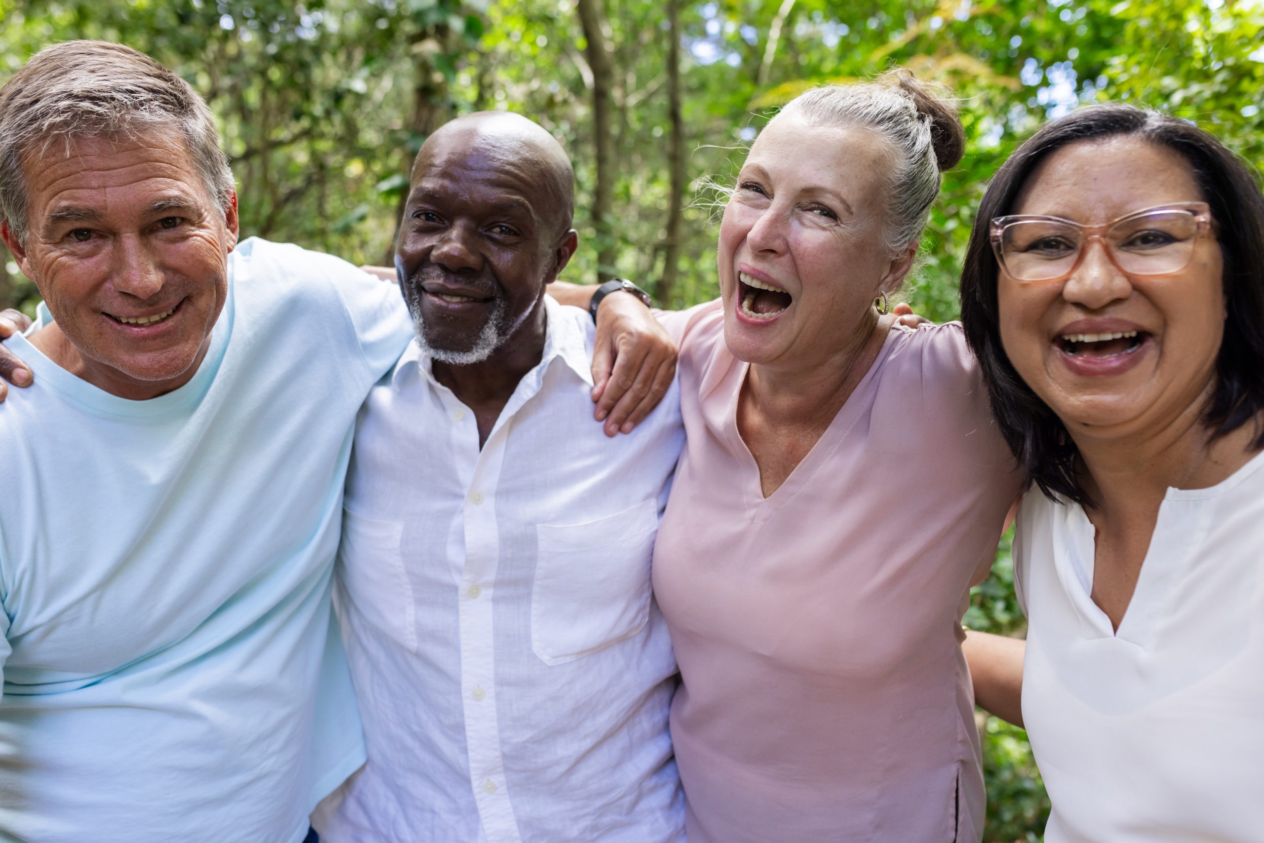 Groupe de personnes âgées souriantes se tenant debout ensemble.