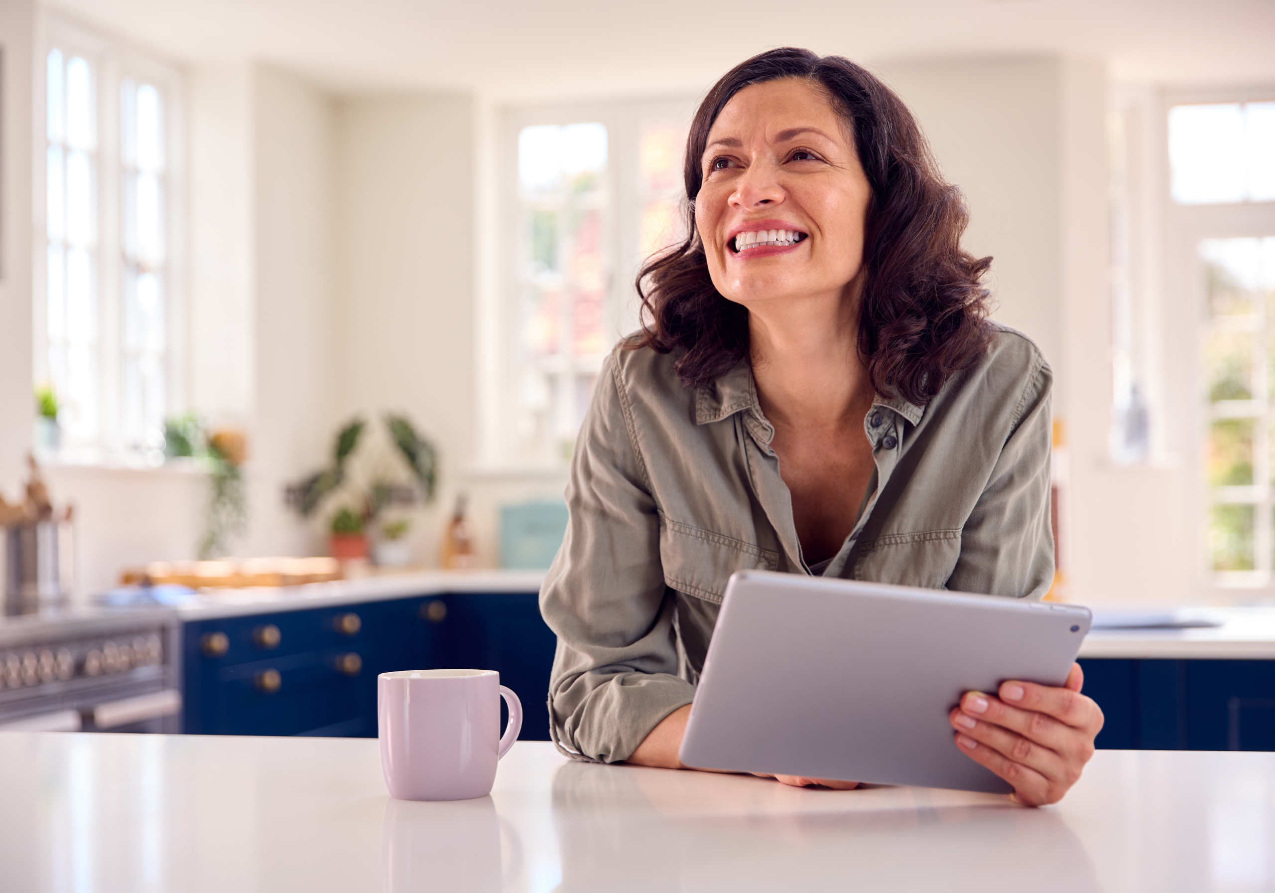 Adulte souriante utilisant une tablette.