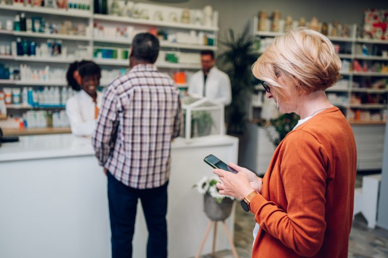 Cliente adulte se tenant debout dans une pharmacie.