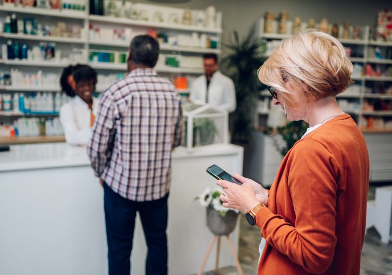 Cliente adulte se tenant debout dans une pharmacie.