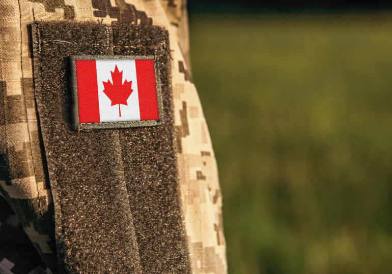 Drapeau du Canada sur un uniforme militaire.