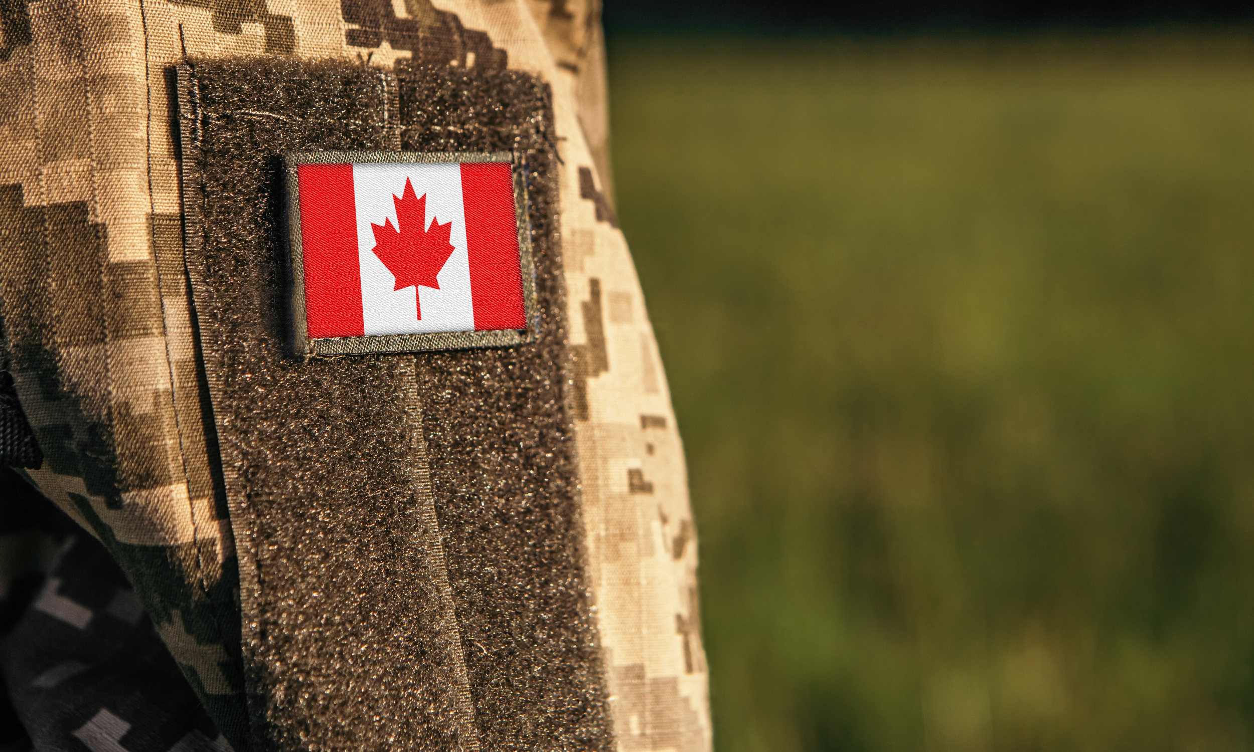 Drapeau du Canada sur un uniforme militaire.