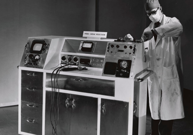 Le réanimateur cardiaque mobile conçu par l’ingénieur canadien John Hopps. Alternate: Médecin examinant une radiographie thoracique montrant un stimulateur cardiaque implanté. Alternate: Doctor examining x-ray image of chest with pacemaker implant.