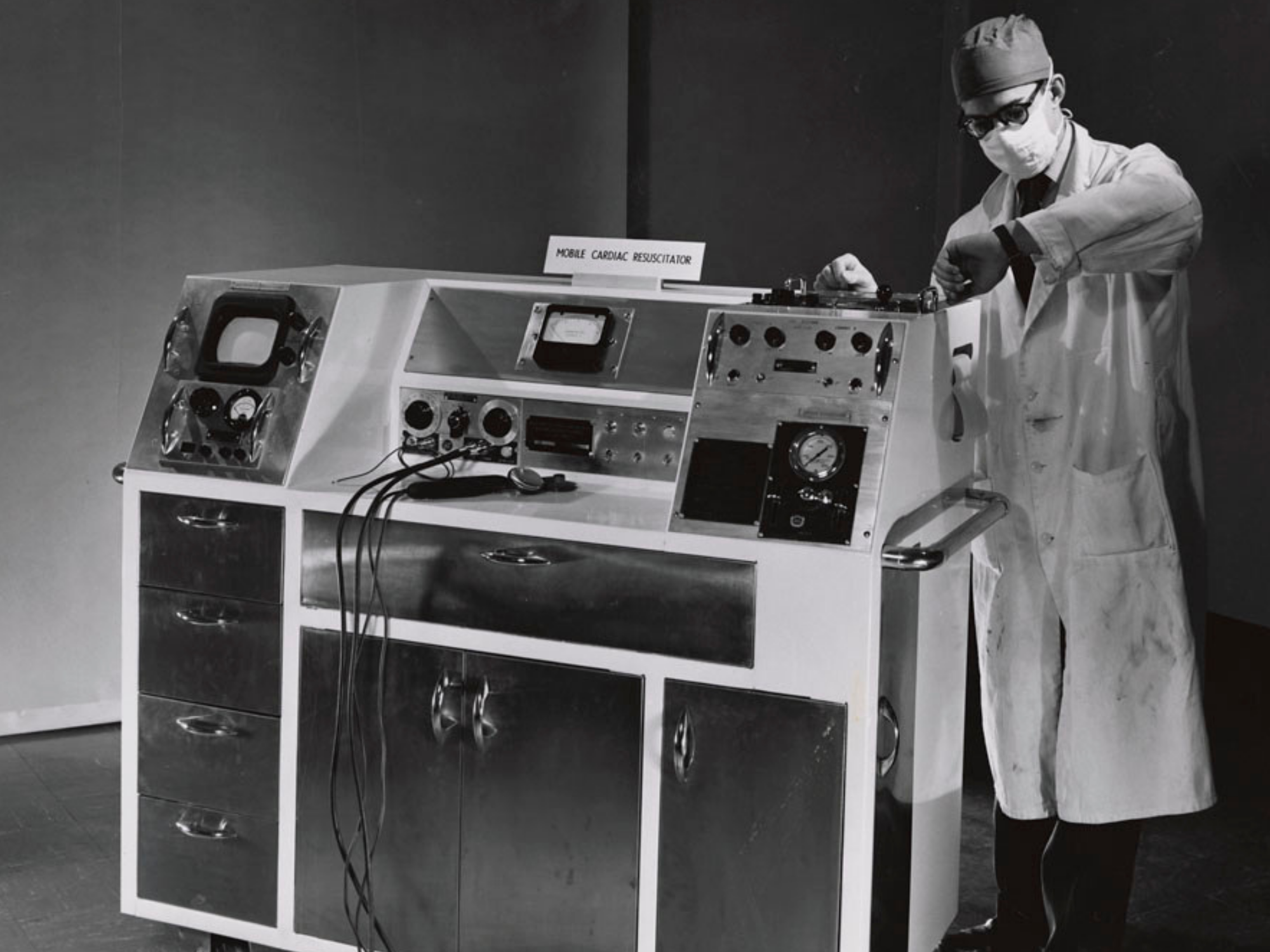 Le réanimateur cardiaque mobile conçu par l’ingénieur canadien John Hopps. Alternate: Médecin examinant une radiographie thoracique montrant un stimulateur cardiaque implanté. Alternate: Doctor examining x-ray image of chest with pacemaker implant.