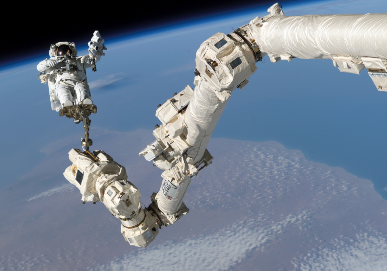 L’astronaute Stephen Robinson arrimé au Canadarm2 lors d’une sortie dans l’espace le 5 août 2005.