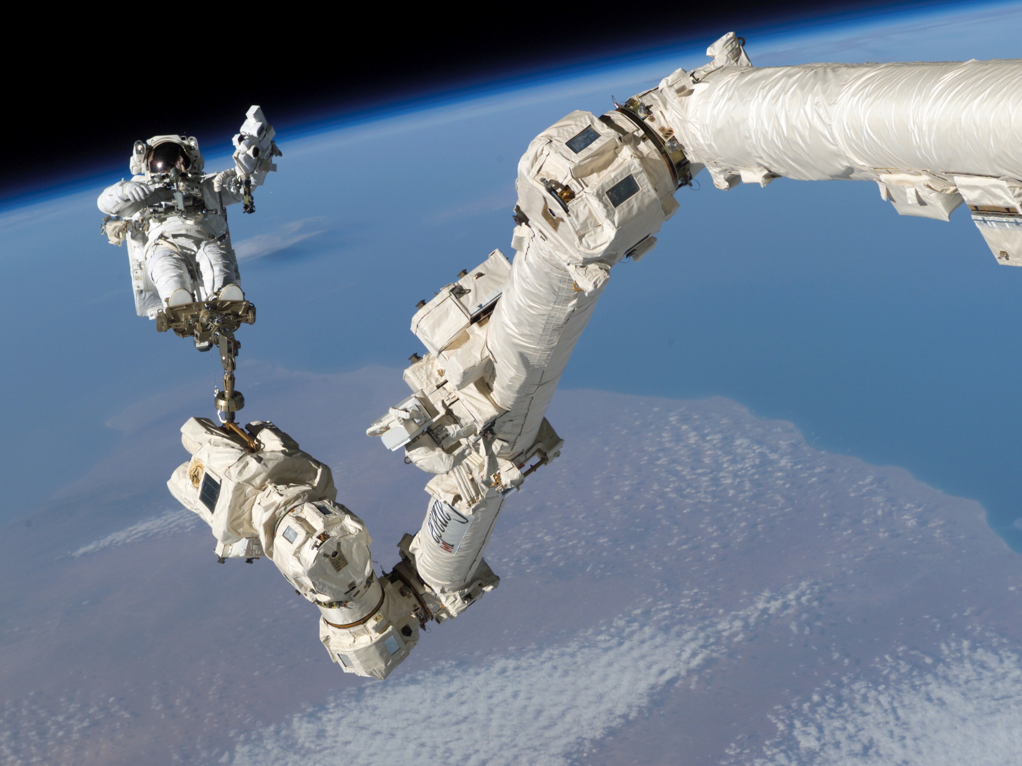 L’astronaute Stephen Robinson arrimé au Canadarm2 lors d’une sortie dans l’espace le 5 août 2005.