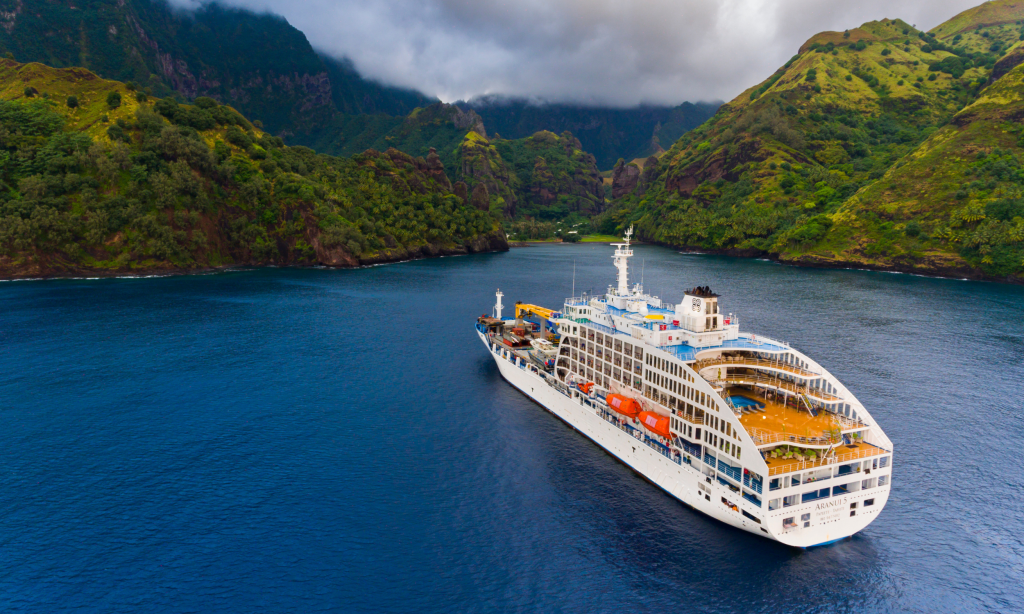 Le navire mixte de passagers et de fret Aranui 5, de la compagnie Aranui Cruises, arrive à Fatu Hiva, l’une des îles Marquises en Polynésie française.