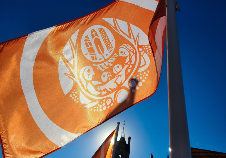 Drapeau hissé en reconnaissance de la Journée du chandail orange et de la Journée nationale de la vérité et de la réconciliation.