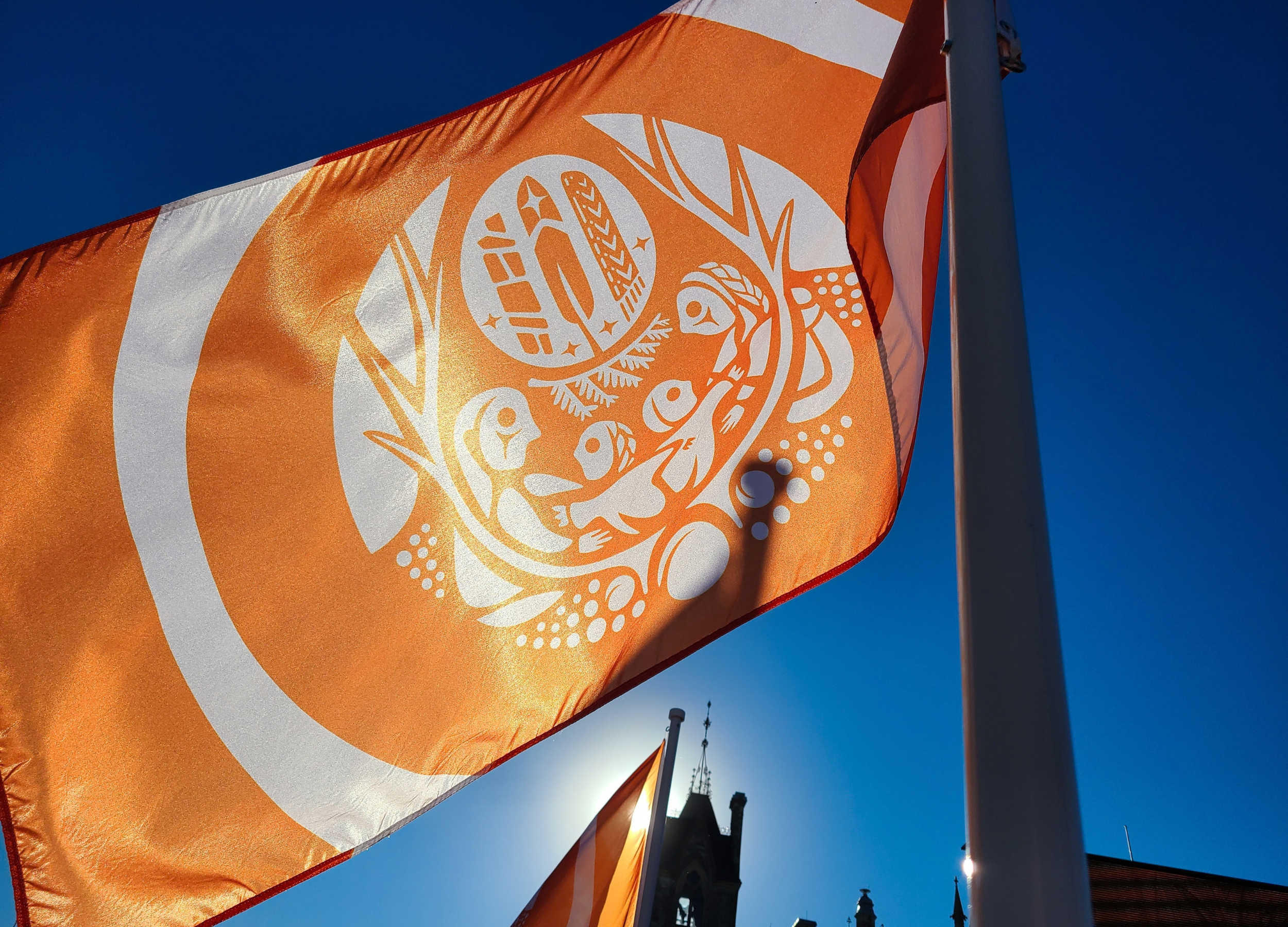 Drapeau hissé en reconnaissance de la Journée du chandail orange et de la Journée nationale de la vérité et de la réconciliation.