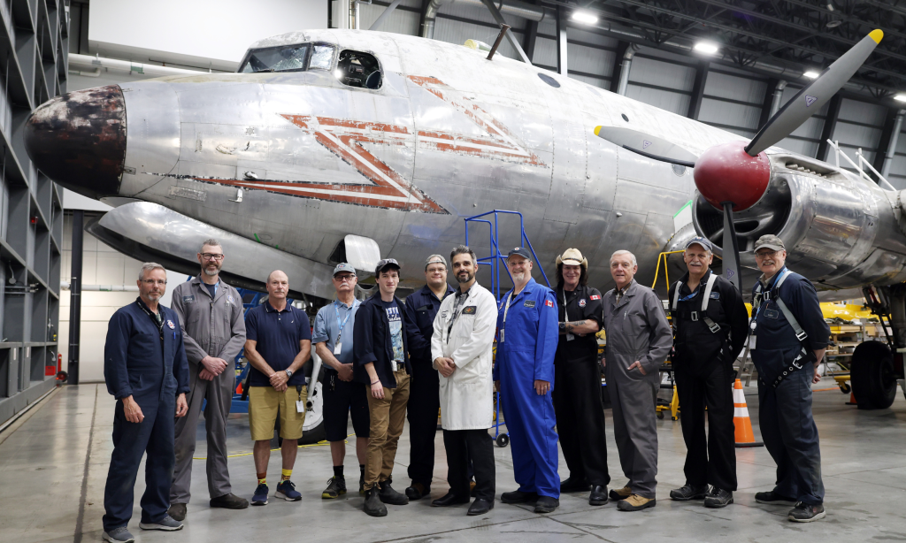 De gauche à droite : Michel Lamarche, Chris McGuffin, Paul DeSerres, Garry Dupont, Evan Boeckh, Charles Baril, Réjean Demers (chef de projet), J.P. MacDonald, Patrick Killen, Richard Houle, Jeff Threader et Gary Roberts. M. Demers.