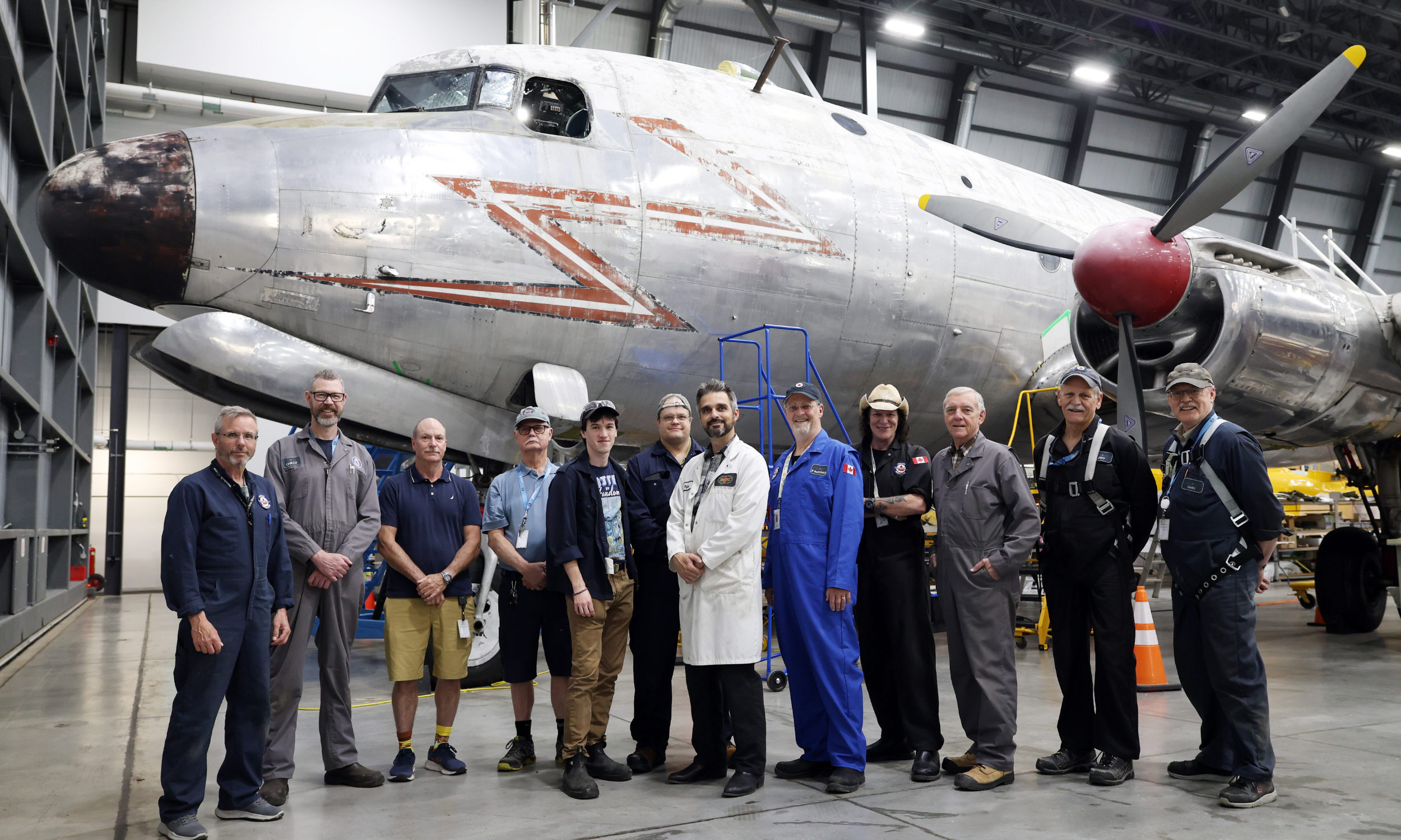 De gauche à droite : Michel Lamarche, Chris McGuffin, Paul DeSerres, Garry Dupont, Evan Boeckh, Charles Baril, Réjean Demers (chef de projet), J.P. MacDonald, Patrick Killen, Richard Houle, Jeff Threader et Gary Roberts. M. Demers.