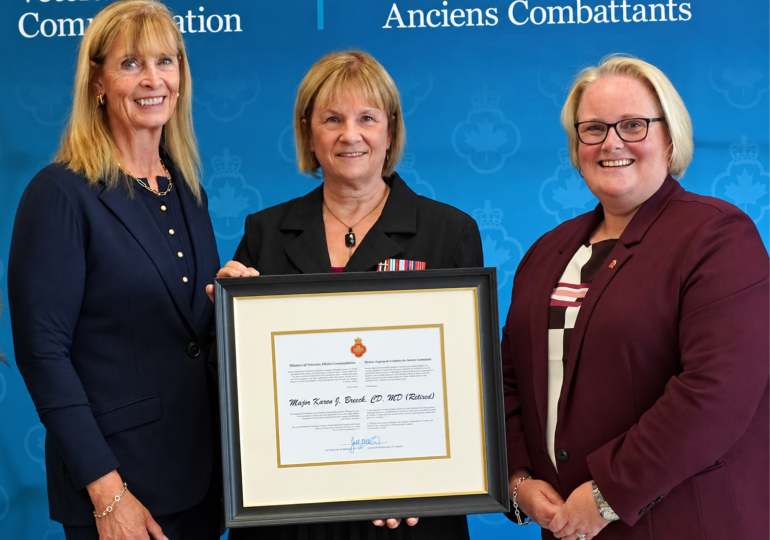Karen Breeck (au centre) récipiendaire de la Mention élogieuse du ministre des Anciens Combattants, entourée de Sharon Squire (à gauche), administratrice nationale de Retraités fédéraux, et de Jill McKnight (à droite), ministre des Anciens Combattants.