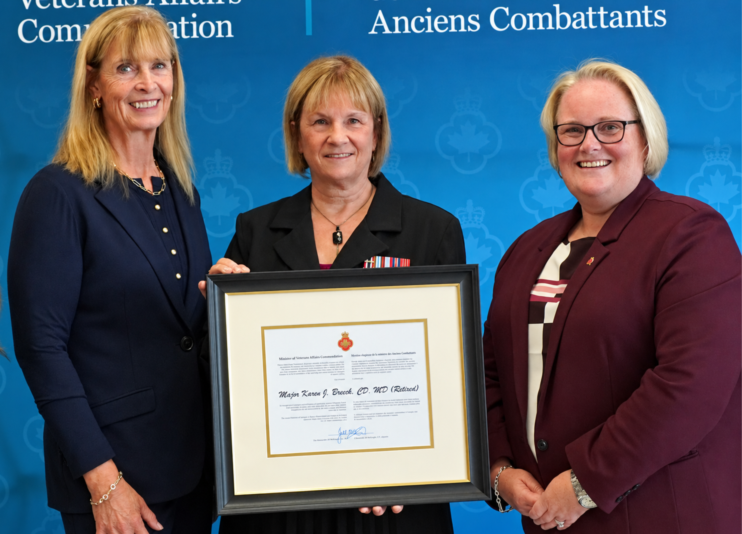 Karen Breeck (au centre) récipiendaire de la Mention élogieuse du ministre des Anciens Combattants, entourée de Sharon Squire (à gauche), administratrice nationale de Retraités fédéraux, et de Jill McKnight (à droite), ministre des Anciens Combattants.
