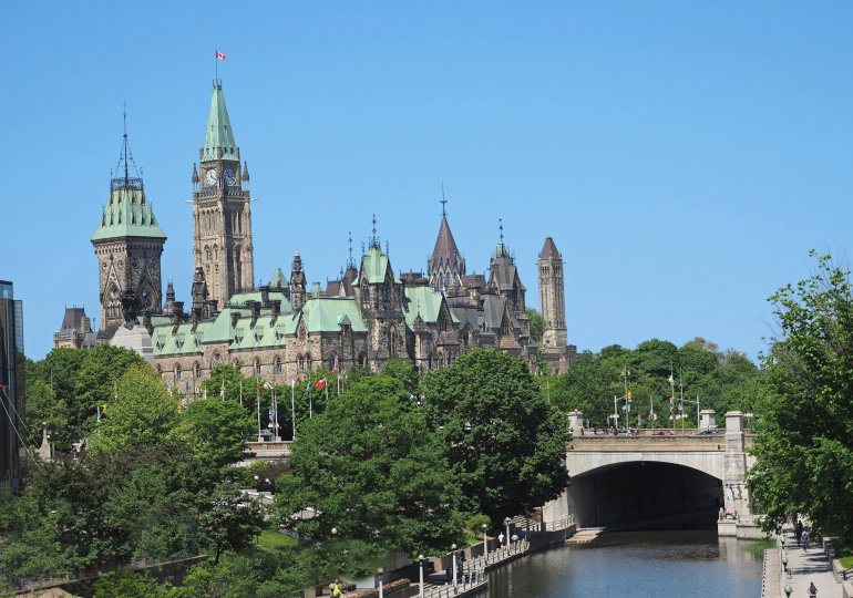 Vue du centre-ville d’Ottawa, montrant le Parlement depuis le canal Rideau.