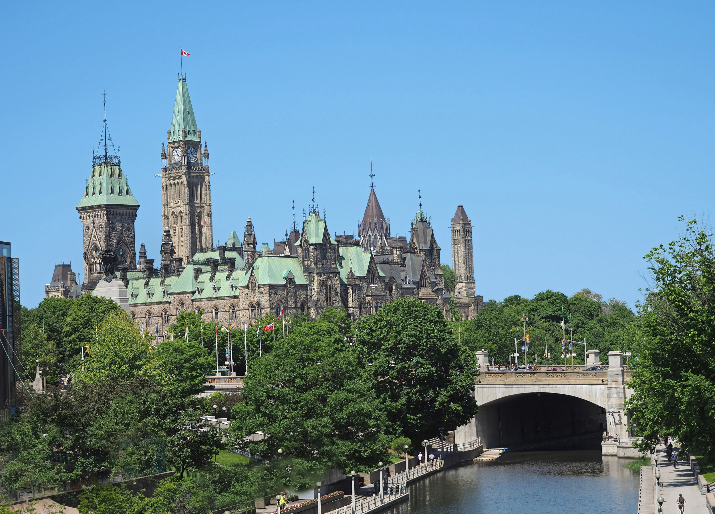Vue du centre-ville d’Ottawa, montrant le Parlement depuis le canal Rideau.