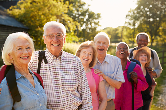  Un groupe de personnes âgées souriant à l'extérieur